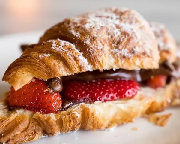 amandine-patisserie-cafe - Strawberry Nutella Croissant